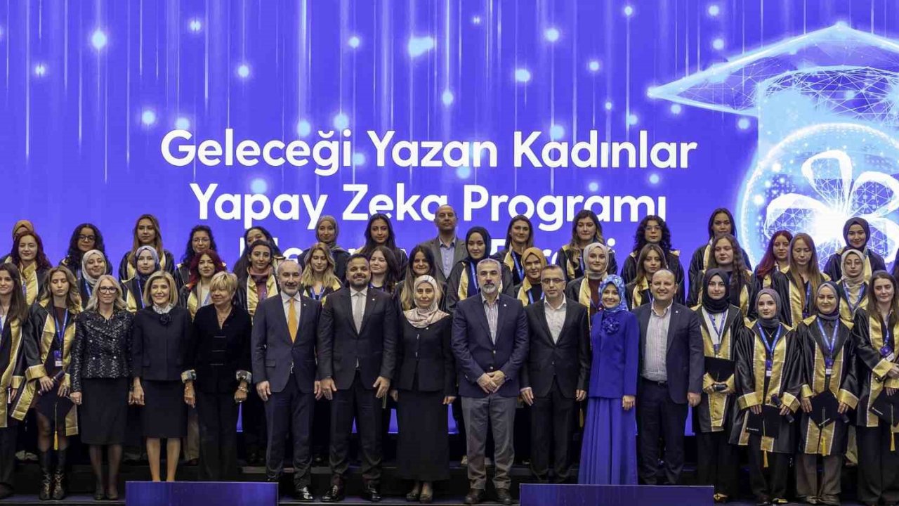 Turkcell’in ‘Geleceği Yazan Kadınlar Yapay Zekâ Projesi’ mezunlarını verdi