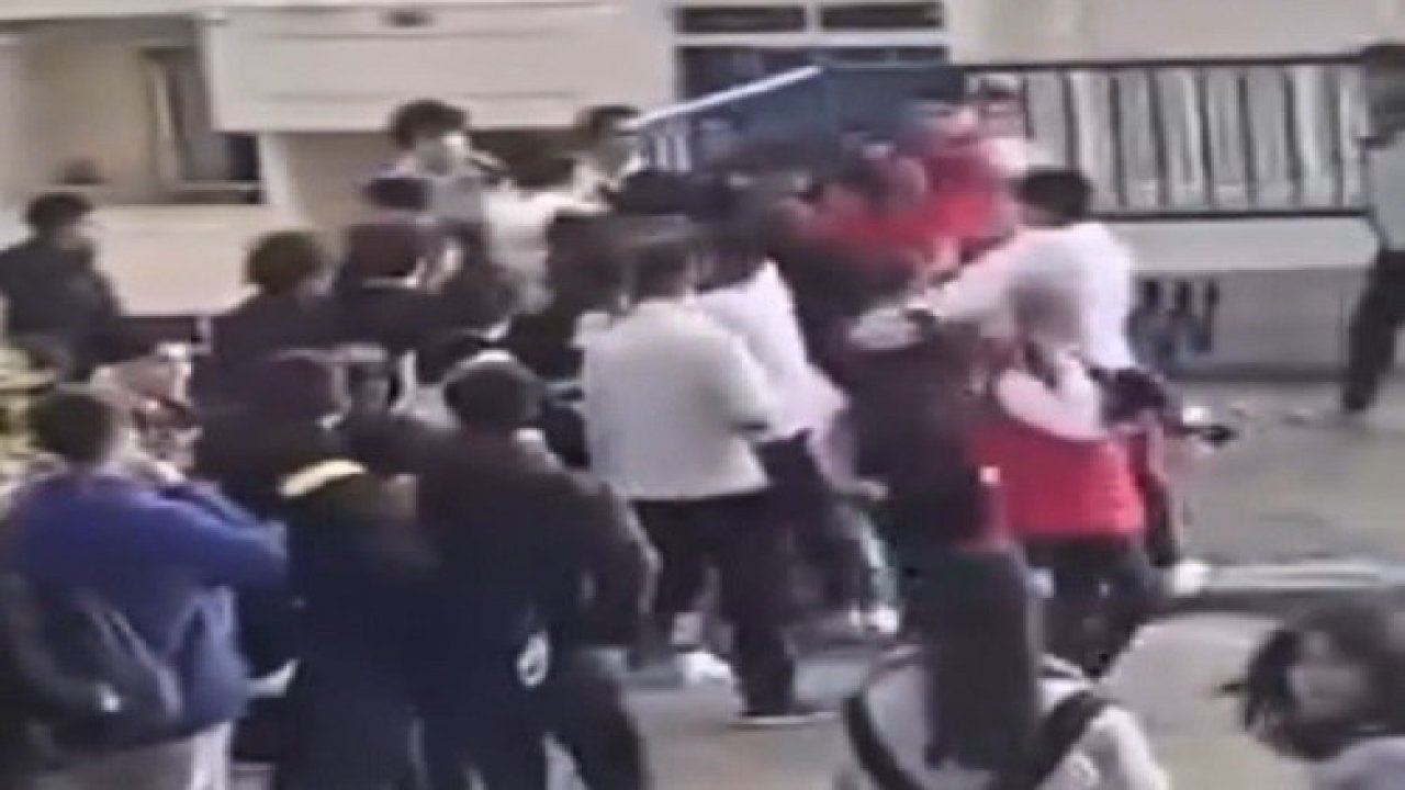 İzmir’de öğrenciler birbirine girdi: Sokak boks ringine döndü