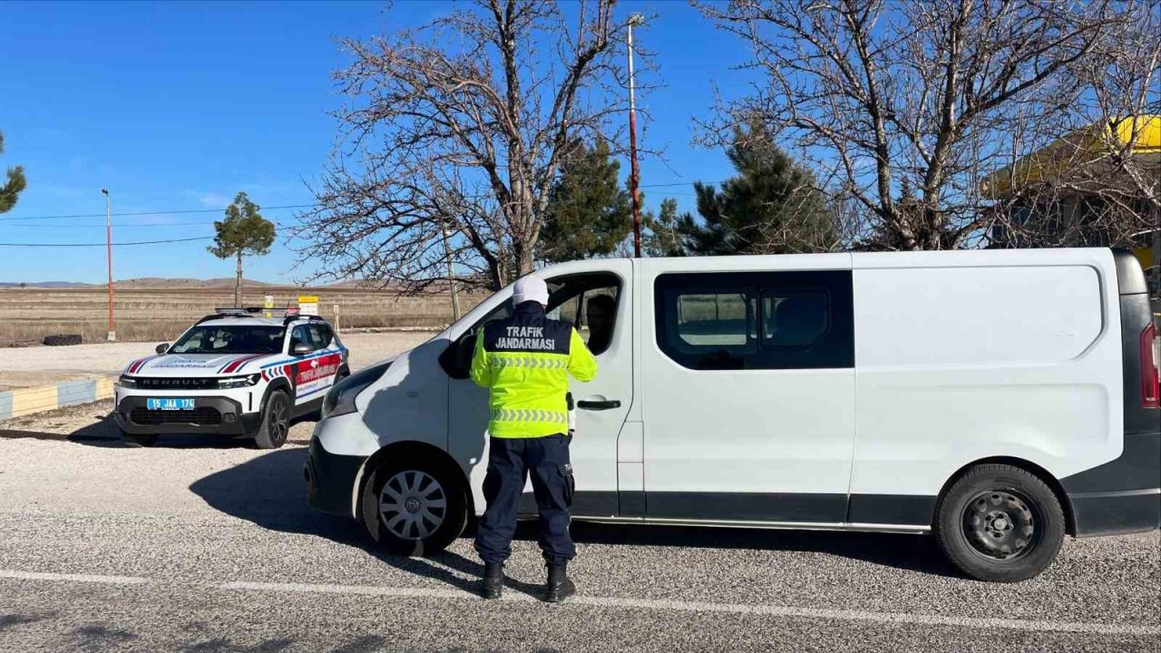 Burdur’da jandarmadan trafik denetimi: 502 araç ve sürücüsüne para cezası