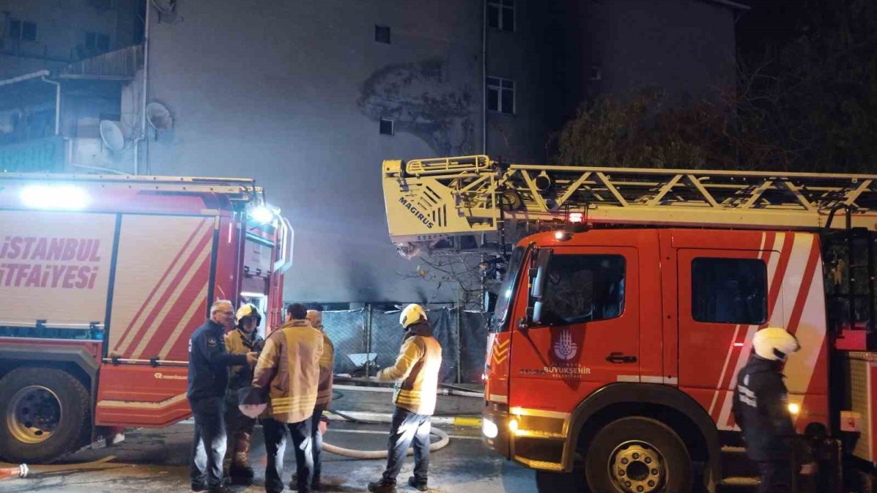 Sultanbeyli’de boya kaporta dükkanında yangın: 4 araç yandı