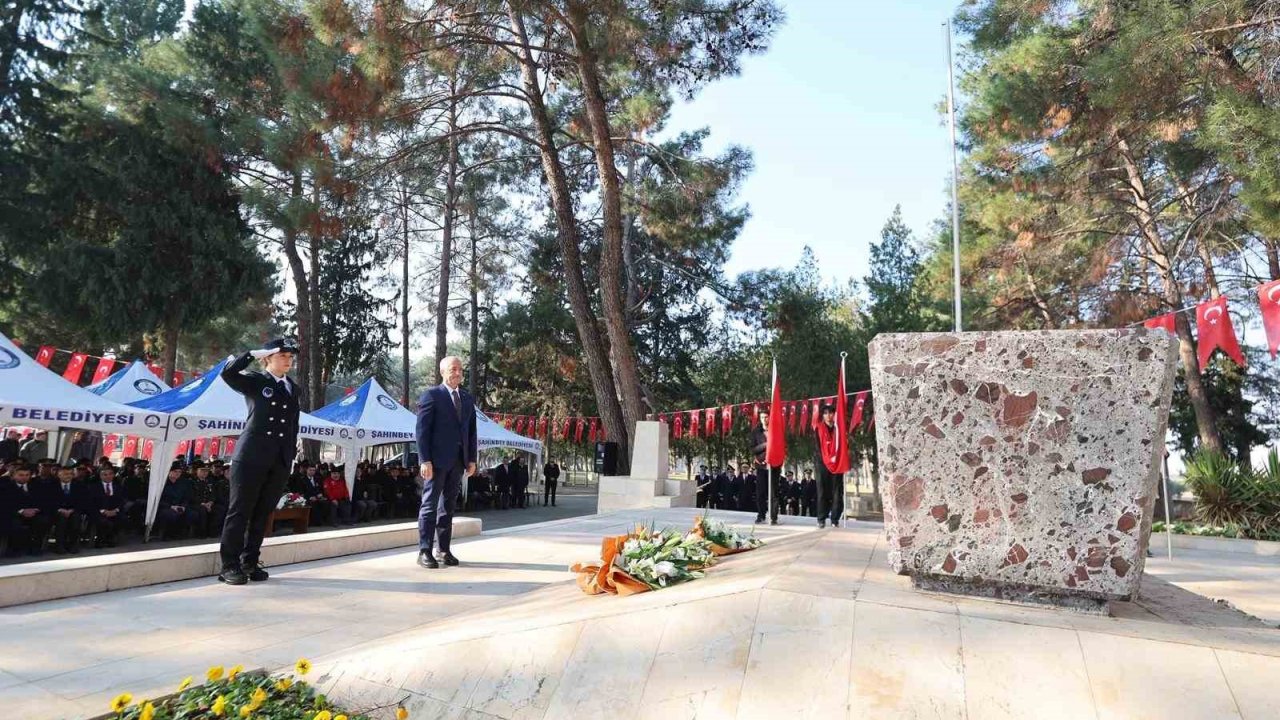Şahinbey, Antep Savunması’nın kahramanlarını mezarları başında andı