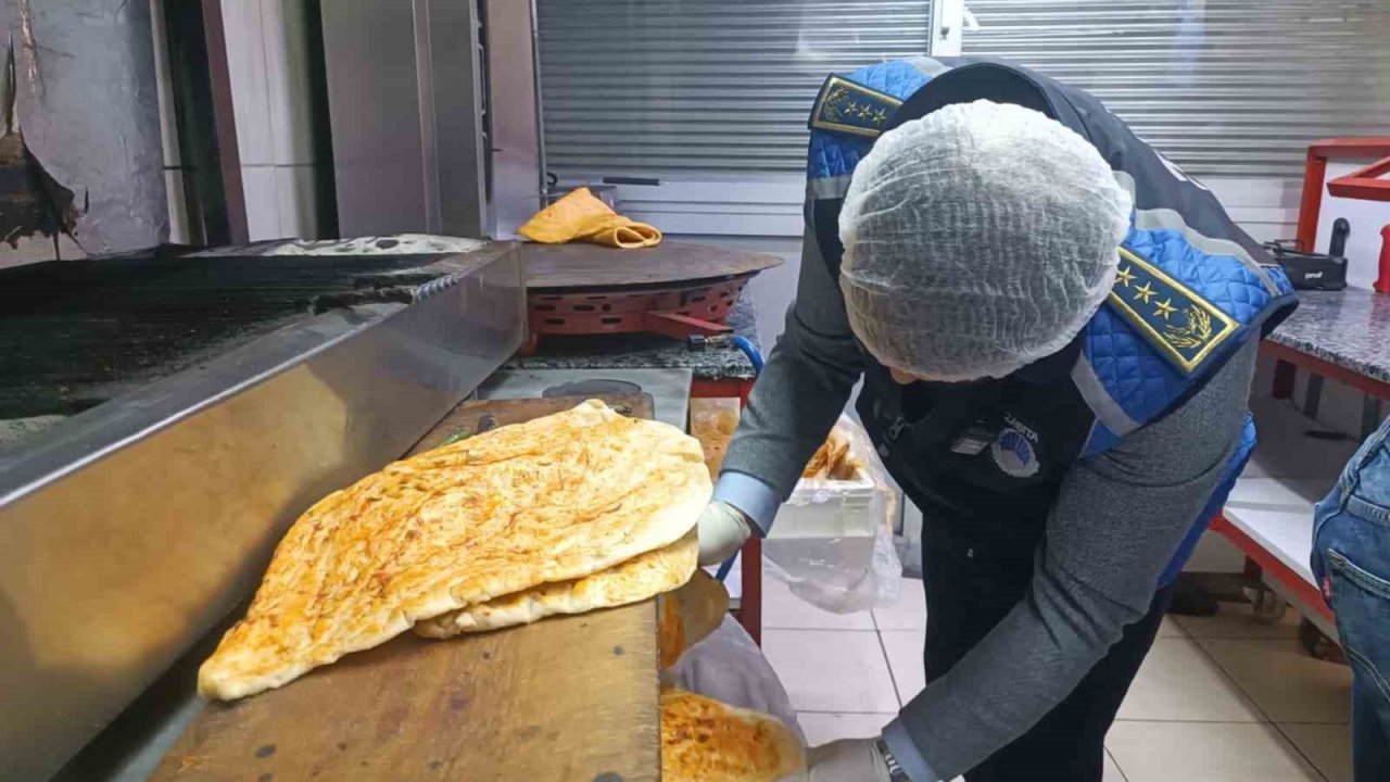 Baharatın içine bozulmasın diye bırakılan çiğ et, zabıta ekiplerini şaşırttı