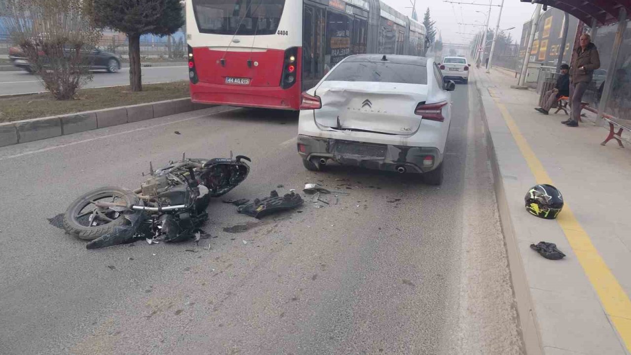 Malatya’da otomobille çarpışan motosikletli yaralandı