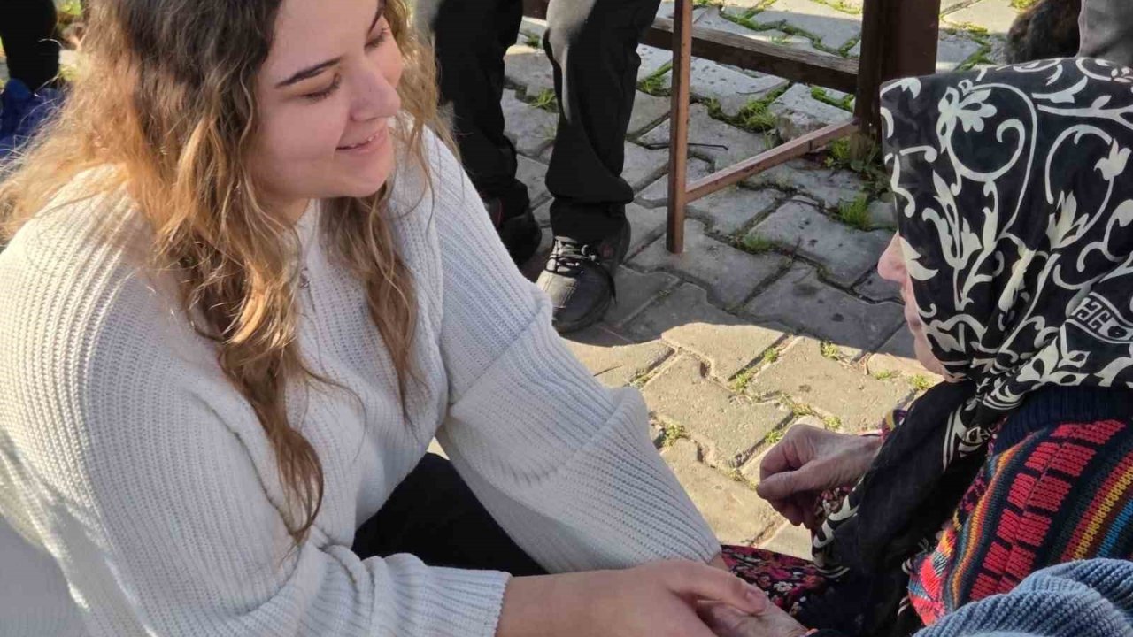 Üniversiteli gençler, yaşlı çınarları unutmadı