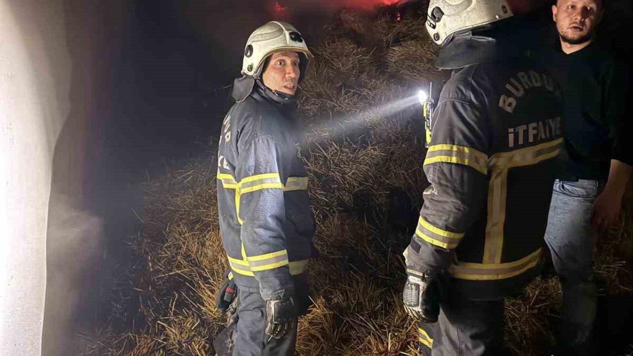 Burdur’da çıkan yangında 2 bine yakın saman balyası zarar gördü