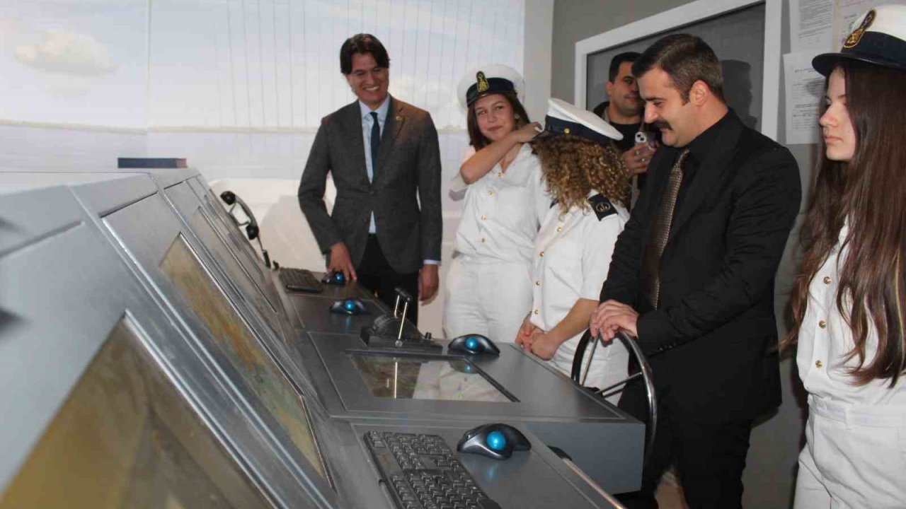 Köyceğiz Kaymakamı Kumcu, gemi simülasyon laboratuvarını inceledi