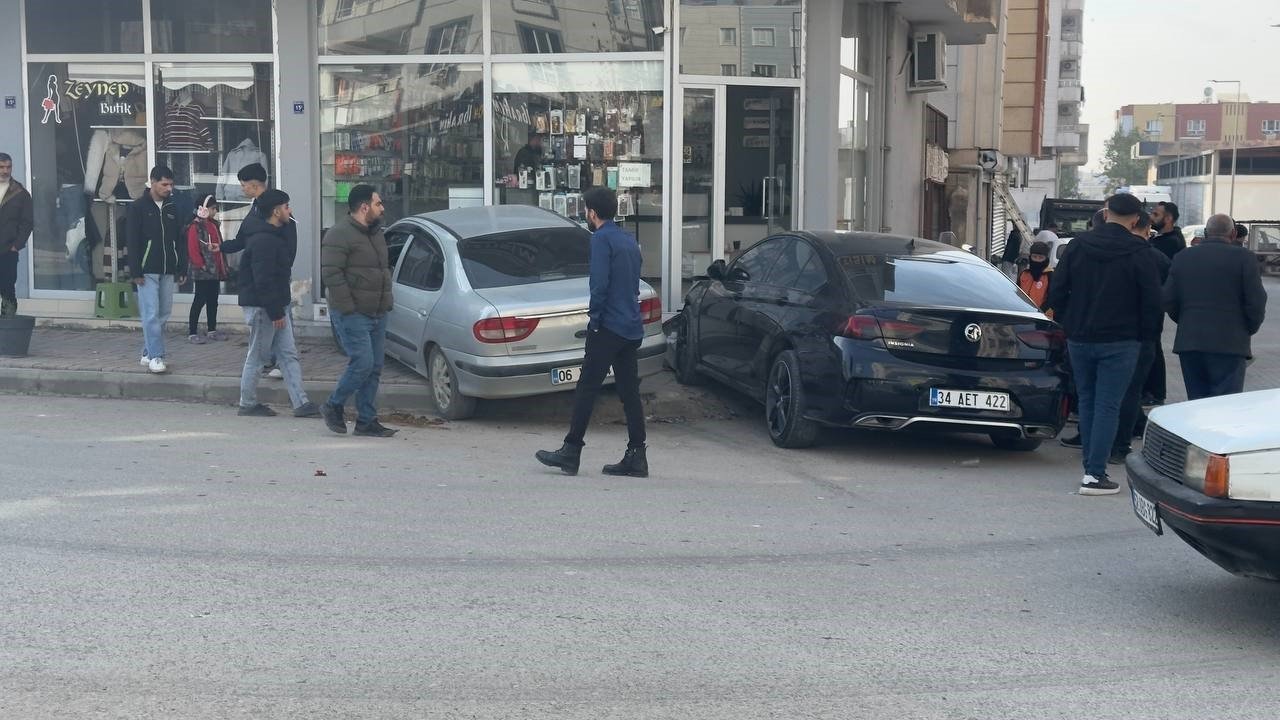 Merdiven basamakları otomobillerin işyerine dalmasını engelledi