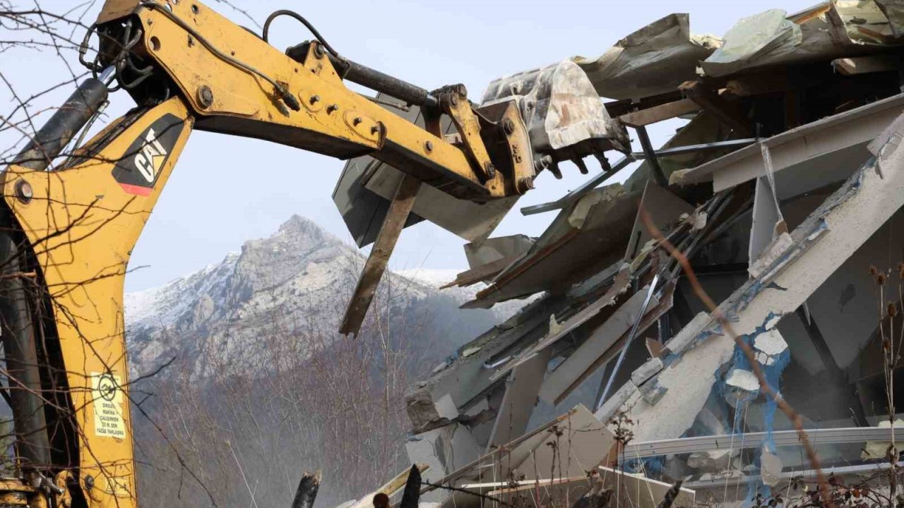 Uludağ’ın güzelliklerini mahveden yapılar yerle bir edildi