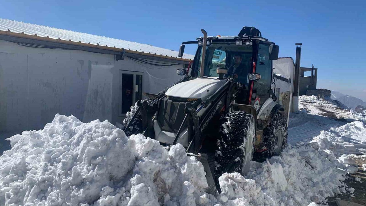 Hakkari’de 2 köy ve 10 mezra yolu kapandı