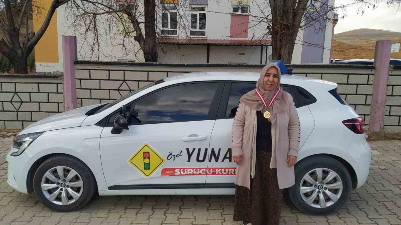 Çocukluk hayali olan ehliyete 60 yaşında kavuştu