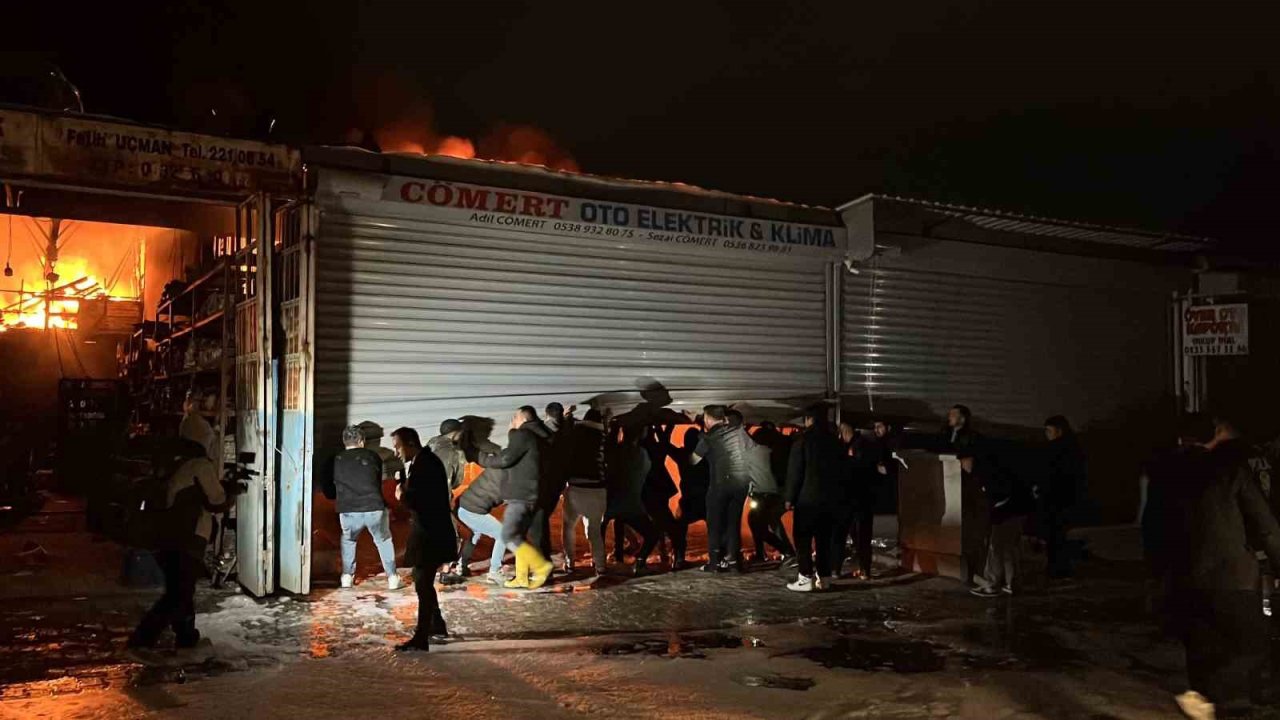 Alevlere teslim olan iş yerlerindeki araçları kurtarmak için zamanla yarıştılar