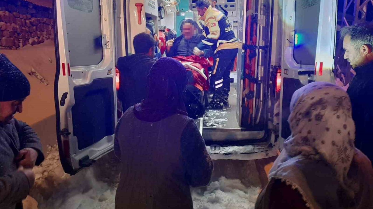 Ağrı’da kar nedeniyle yolu kapanan köyde mahsur kalan 71 yaşındaki hasta için ekipler seferber oldu