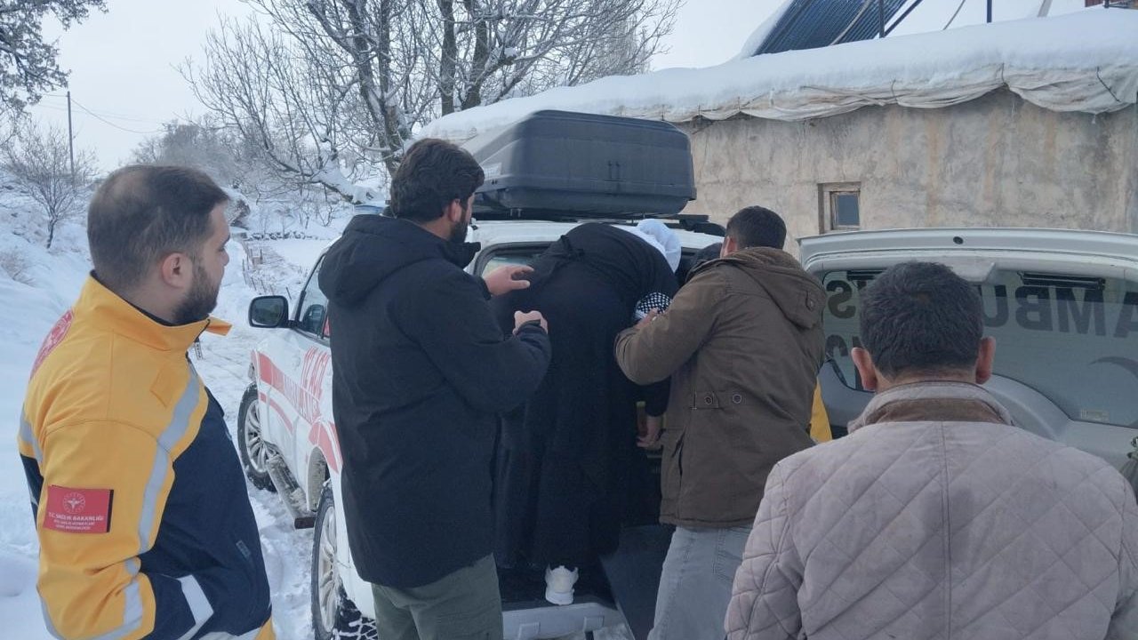 Siirt’te iç kanama geçiren hasta, ekiplerin yolu açmasıyla hastaneye yetiştirildi