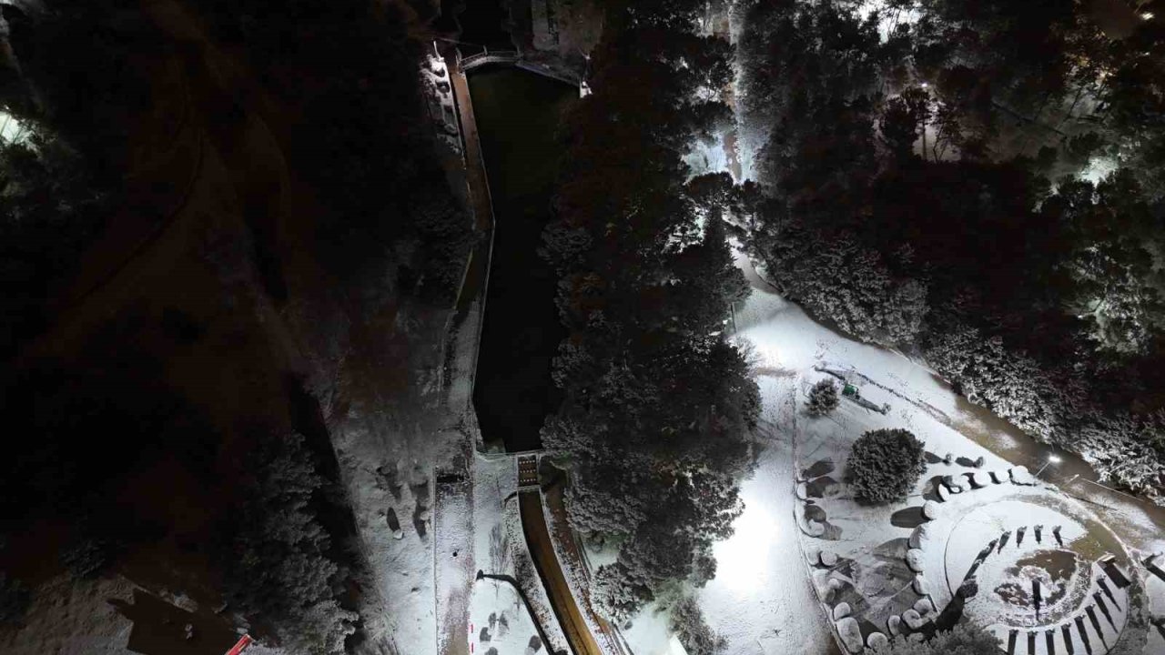 Uşak’ta mevsimin ilk karı yağdı: Beyaza bürünen kent böyle görüntülendi