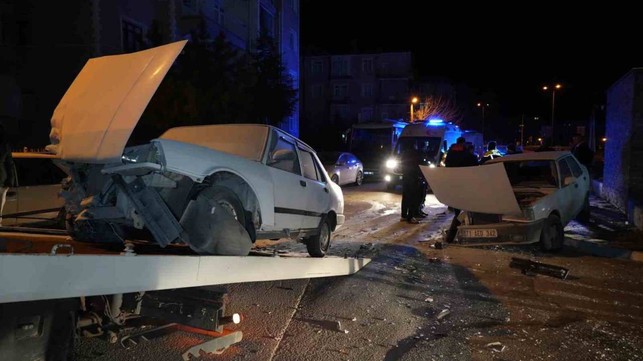 Kafa kafaya çarpışan iki Tofaş otomobil hurdaya döndü: 3 yaralı