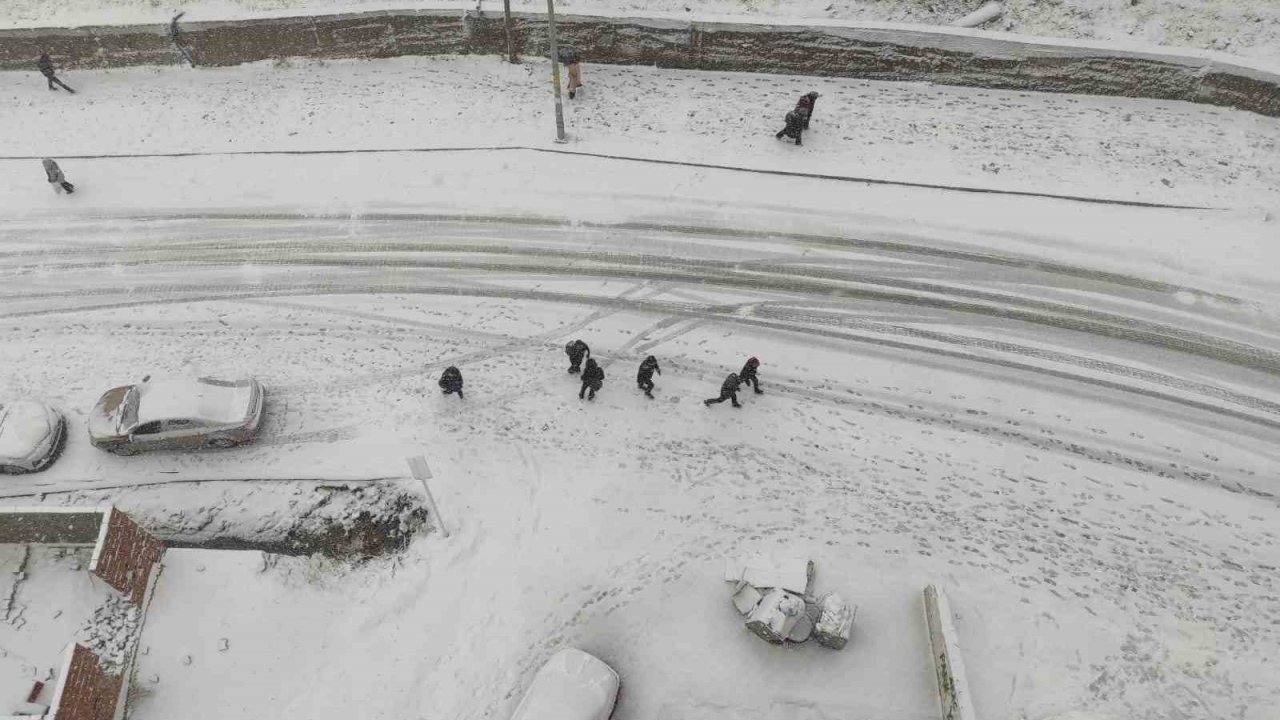Sason’da kar yağışı nedeniyle eğitime ara verildi