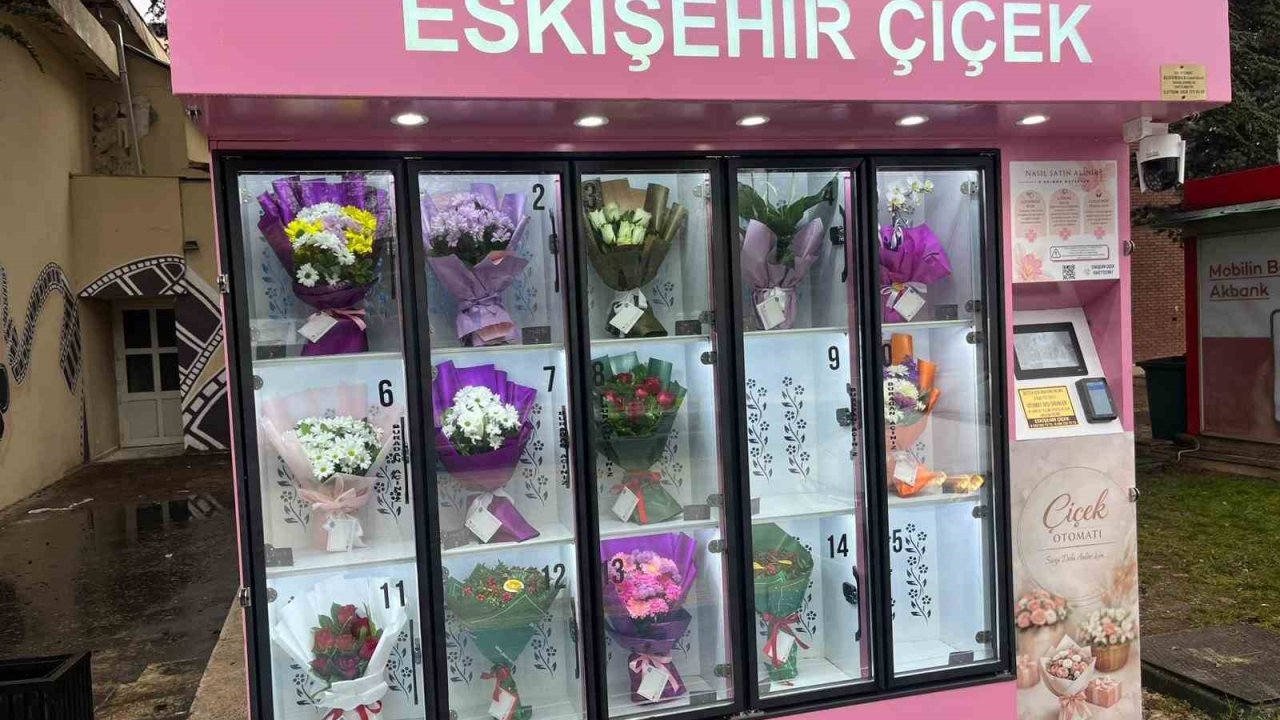 Çiçek sürprizi yapmak isteyen bu otomata geliyor