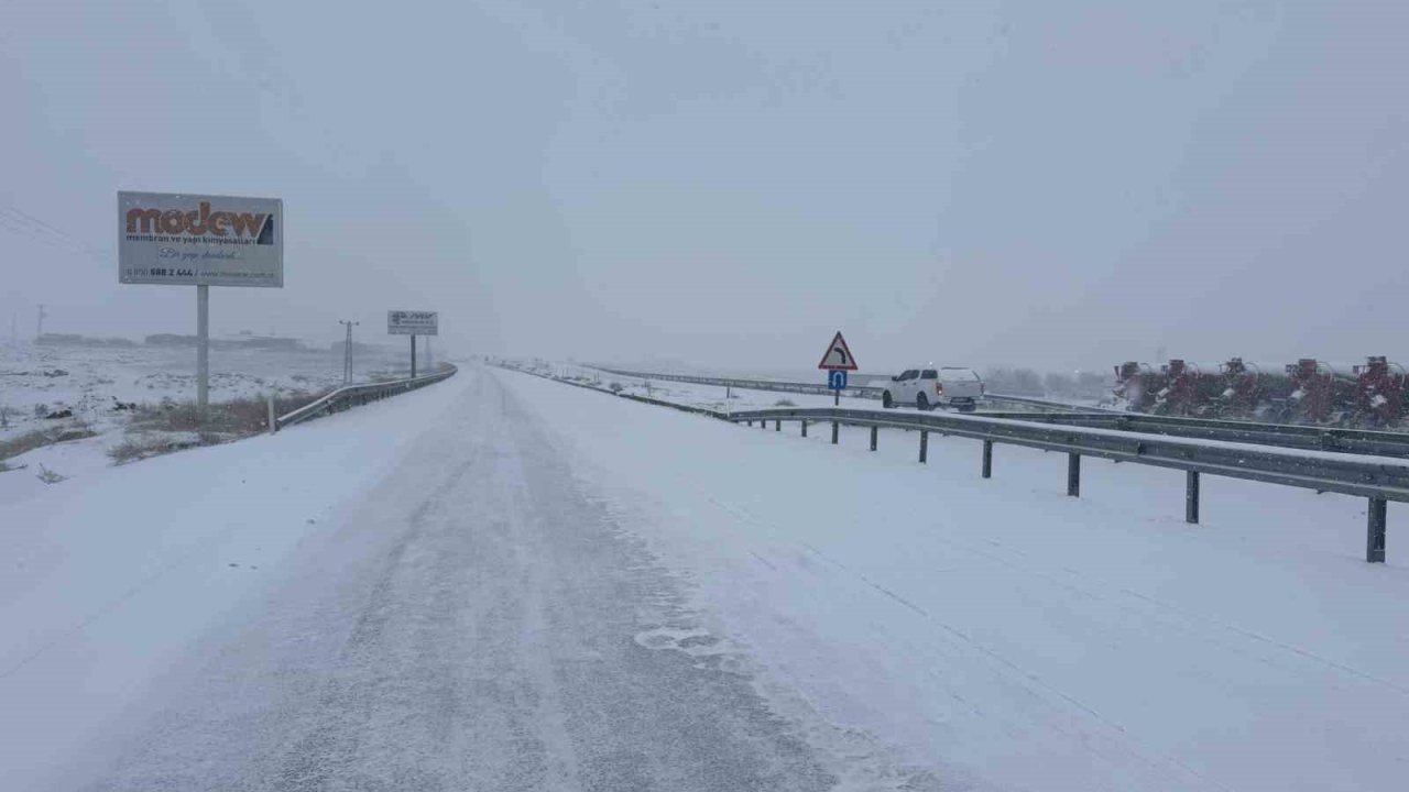 Diyarbakır - Siverek yolunda kar yağışı ulaşımı olumsuz etkiledi