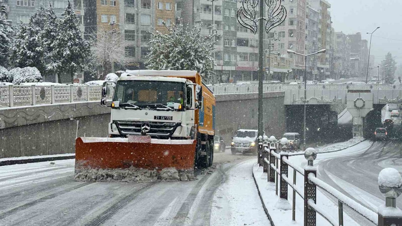 Büyükşehir Belediyesi tuzlama ve kar küreme çalışması yürütüyor