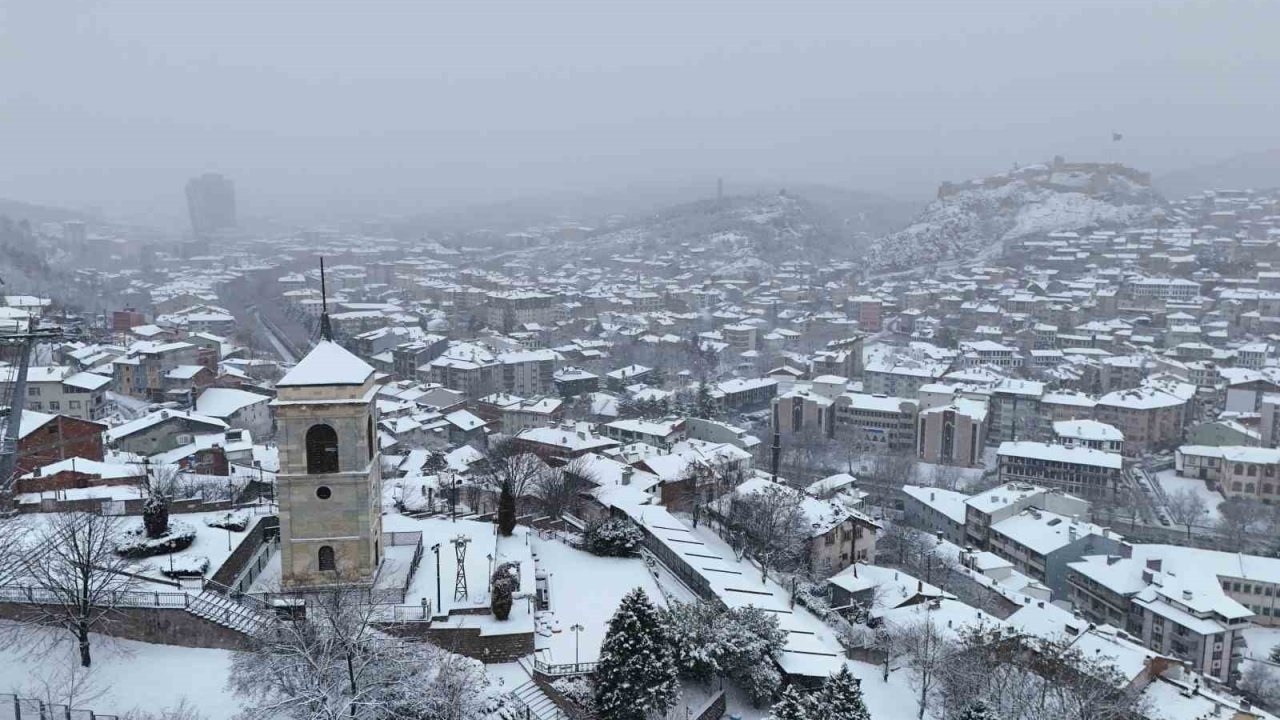 Kastamonu beyaza büründü: Kent merkezinde ortaya kartpostallık görüntüler çıktı