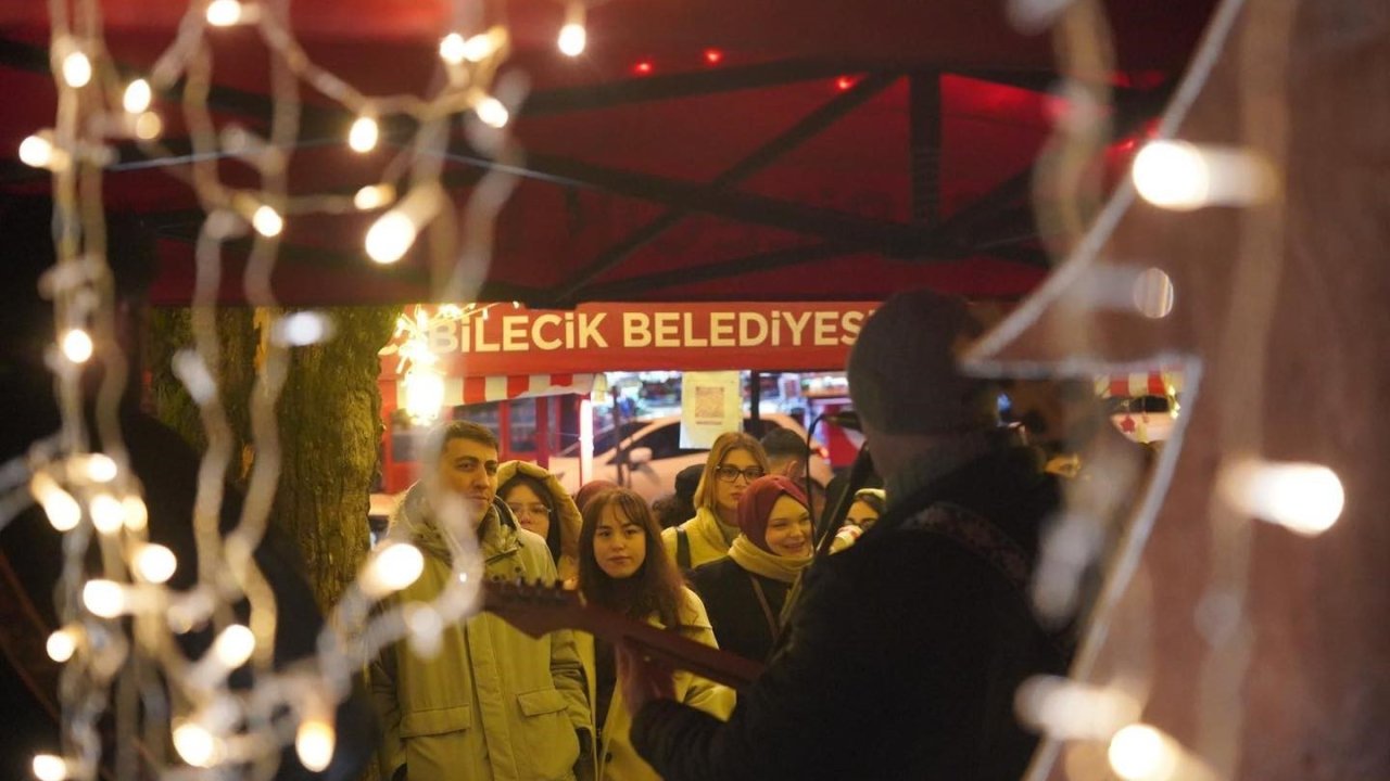 Bilecik’te yeni yıl coşkusu Sanat Sokağı’nda konserlerle yaşanıyor