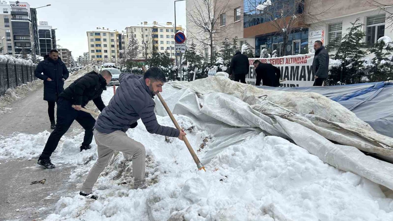 Van’da işten çıkarılan işçilerin eylem çadırı kar yağışı nedeniyle çöktü