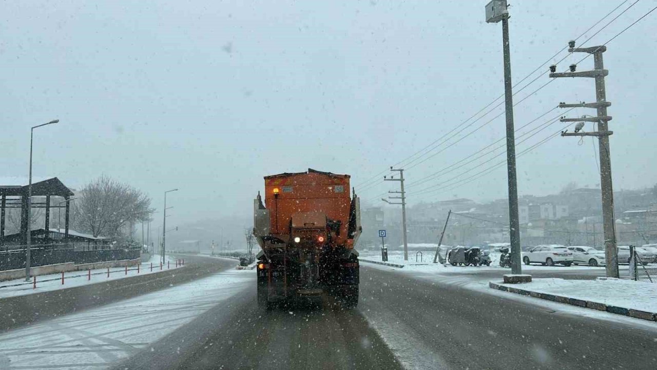 Siirt’te ekiplerin karla mücadele çalışmaları sürüyor
