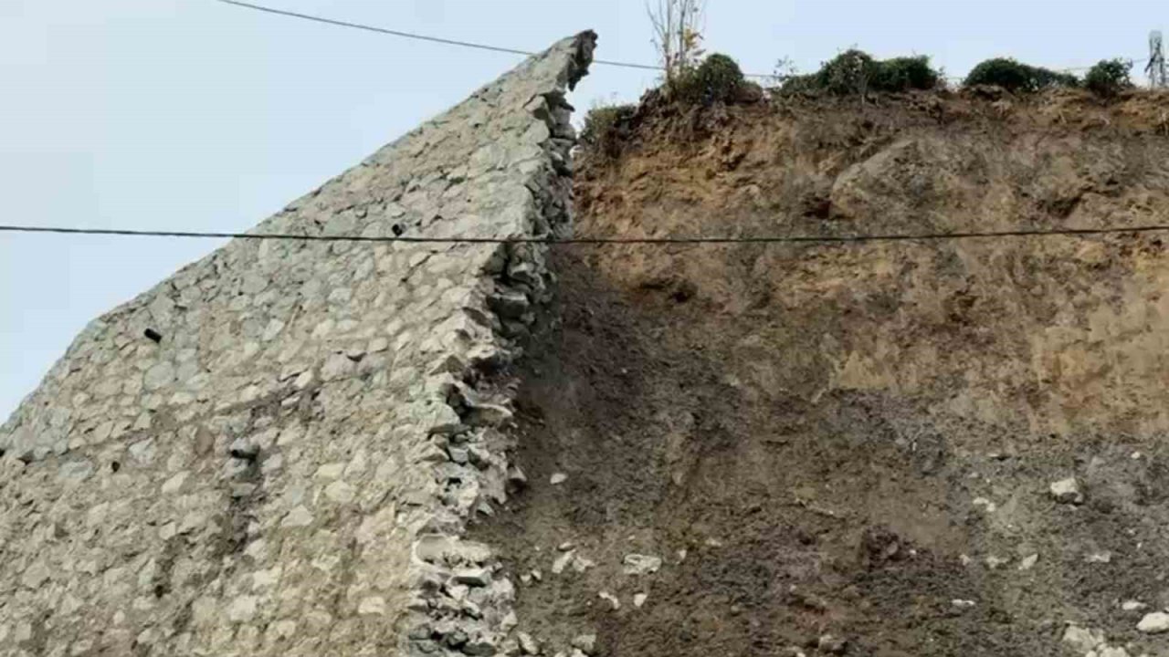 Rize’de istinat duvarı çöktü