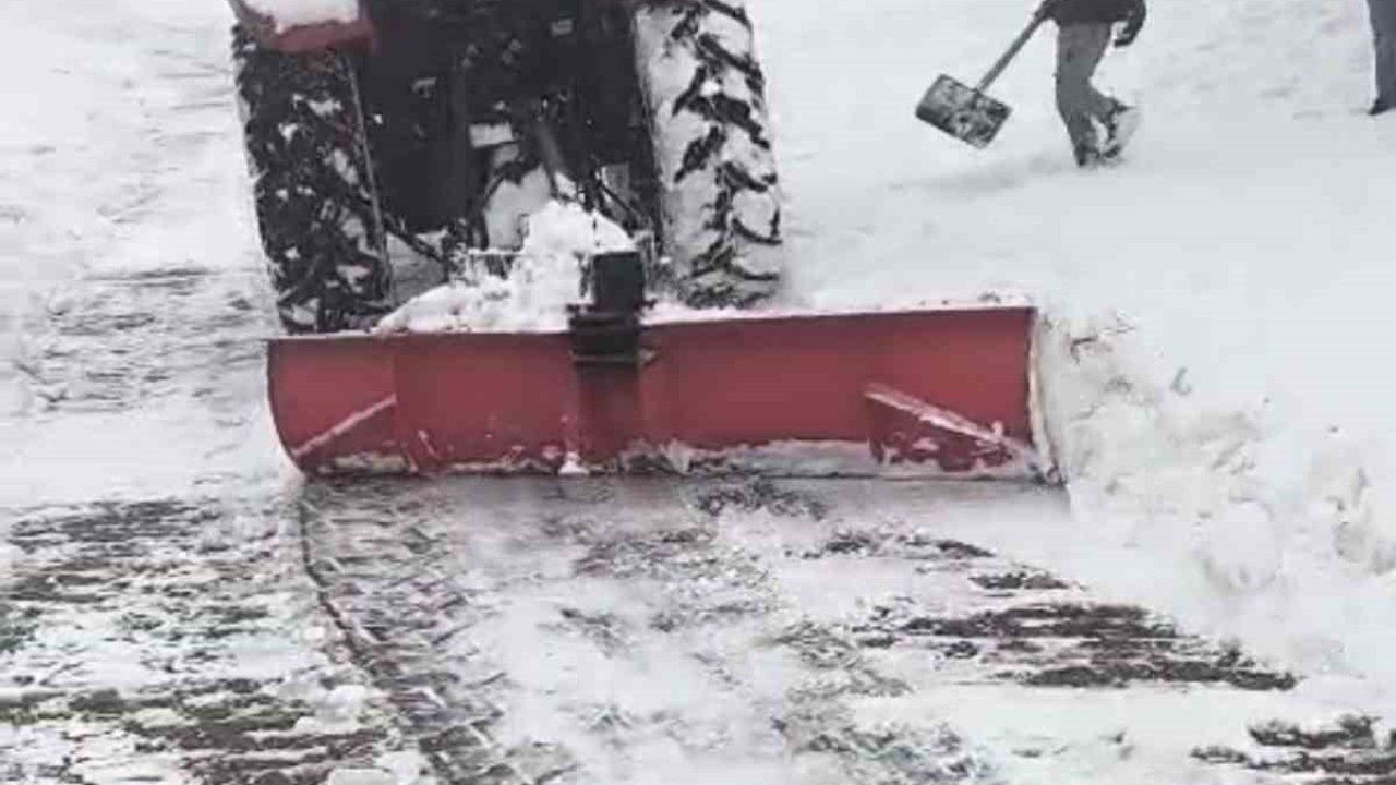 Mazıdağı’nda traktörlerin arkasına bağlanan aparatlarla kar temizleme çalışması yaptılar