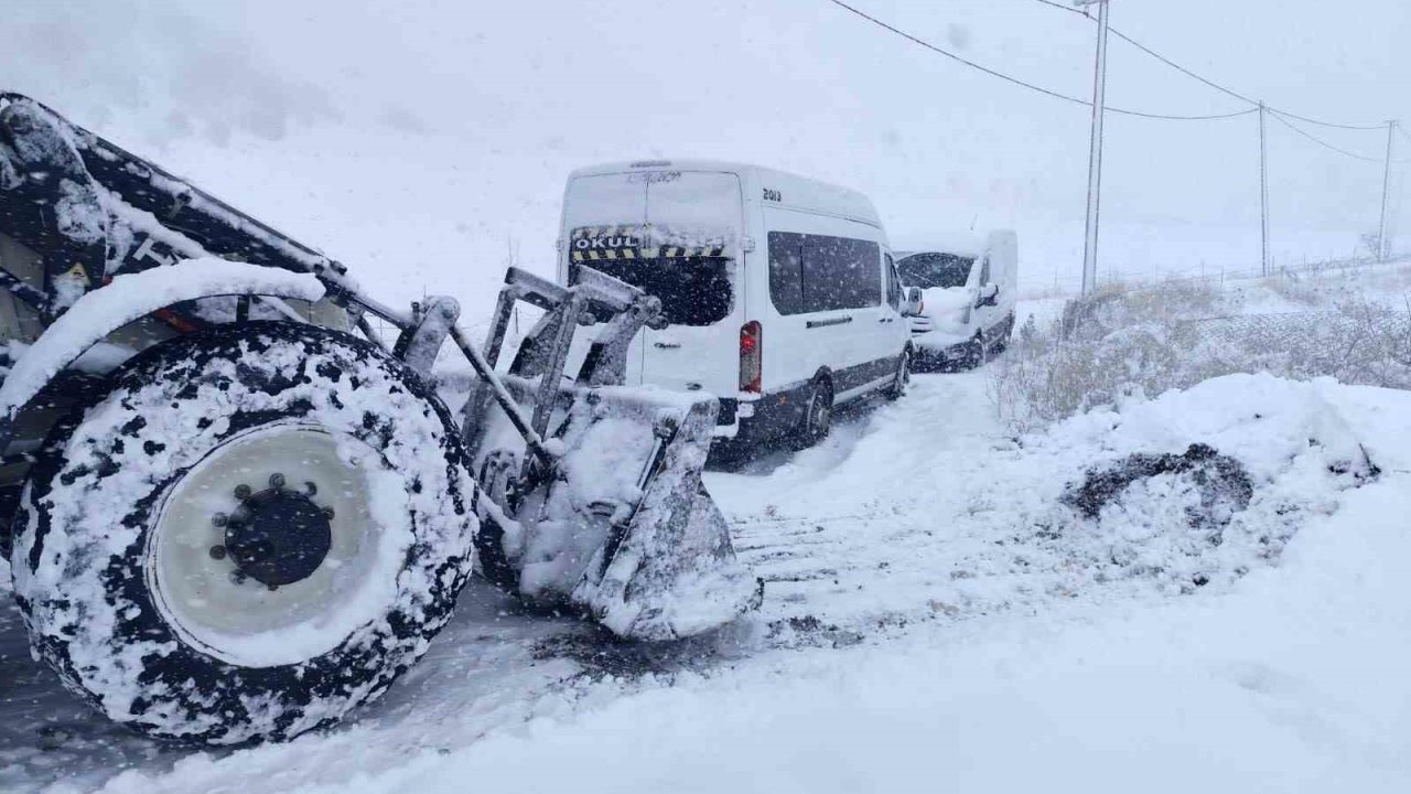 Şırnak’ta karda mahsur kalanlar için belediye ekipleri seferber oldu