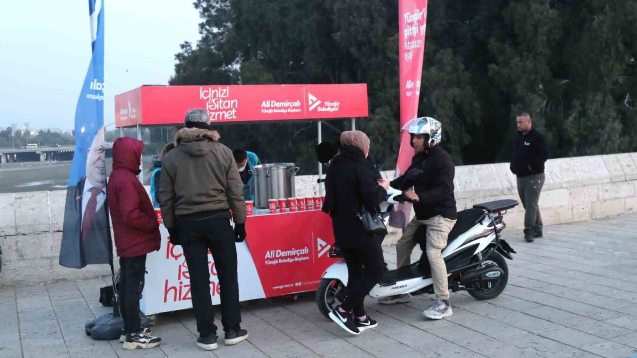 Yüreğir Belediyesi’nden vatandaşa sıcak çorba ikramı