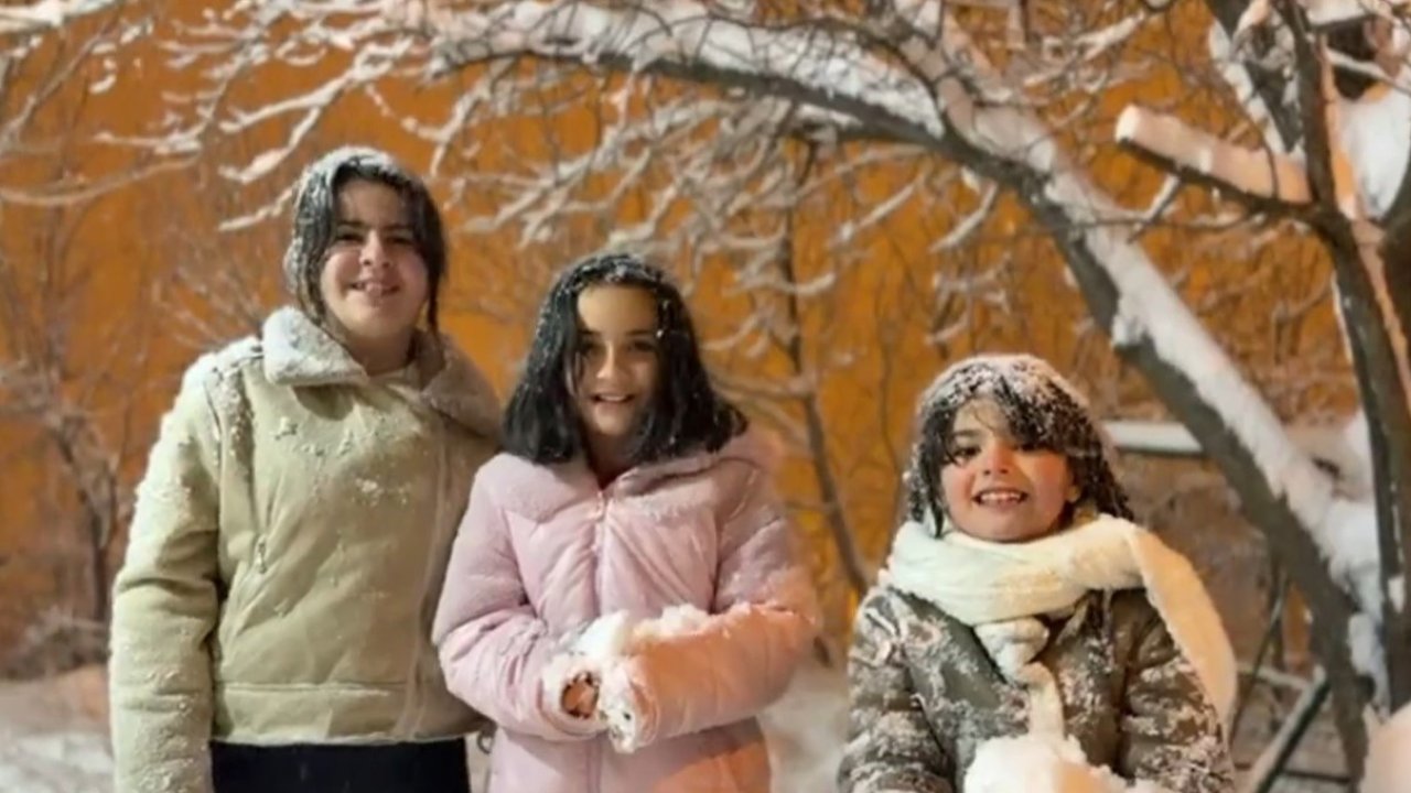 Hakkari’de yoğun kar yağışı en çok çocukları sevindirdi