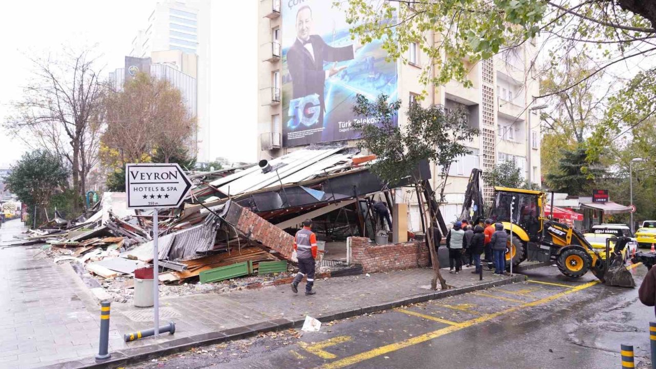 Şişli’de 25 kişinin zehirlenmesi iddiasıyla gündeme gelen restoran yıkıldı