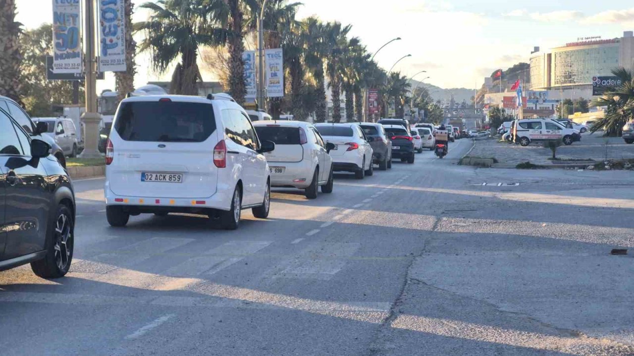 Bodrum’da yeni yıl trafiği: "Uzun araç kuyrukları oluştu"