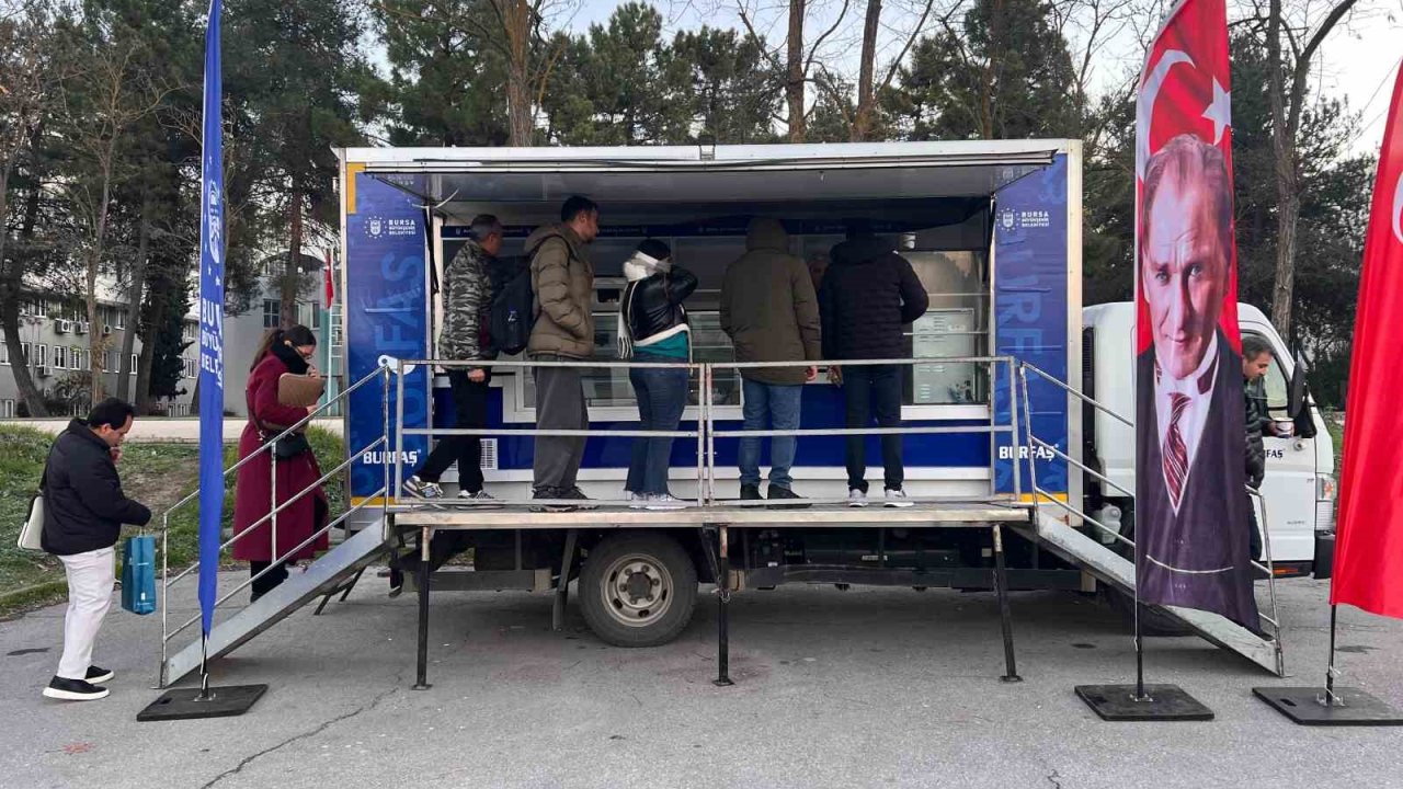 Bursa’da üniversite öğrencilerine sıcak çorba