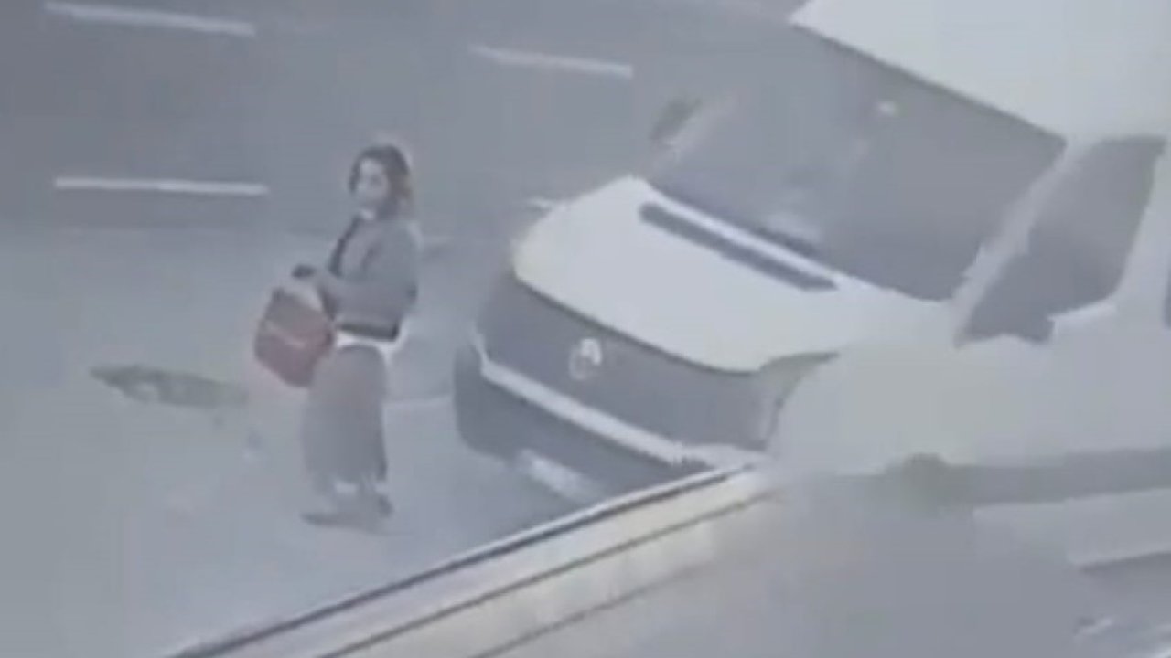 Dolmuş bekleyen kadın minibüsün altında böyle kaldı