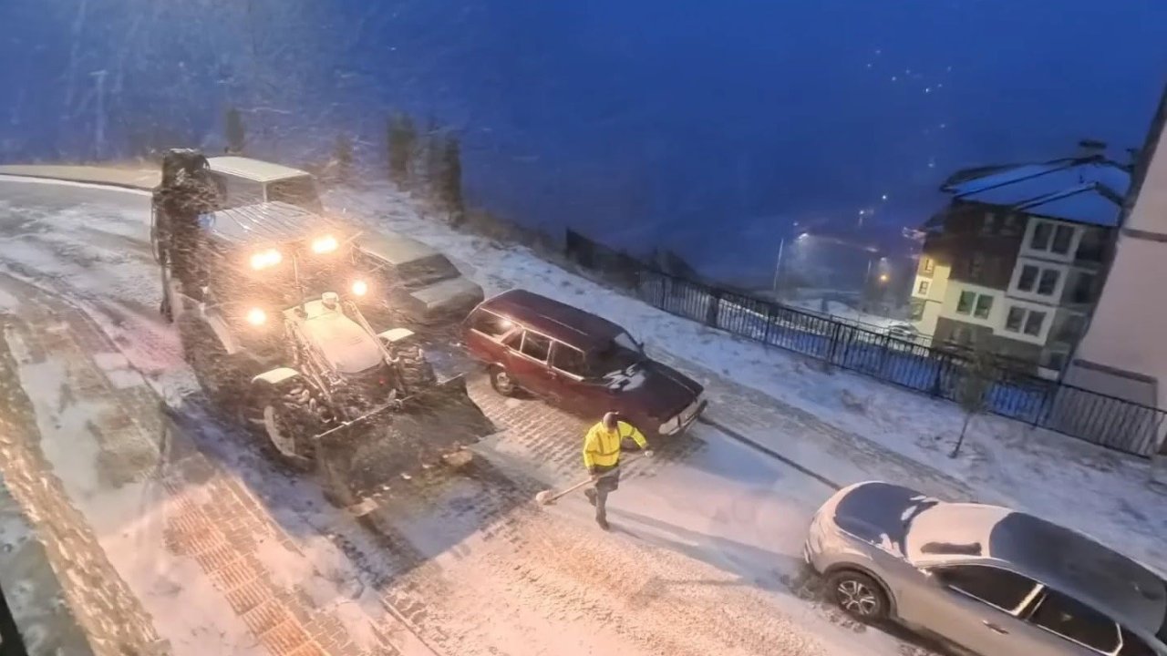 Kemaliye’de karla mücadele çalışmaları aralıksız sürüyor