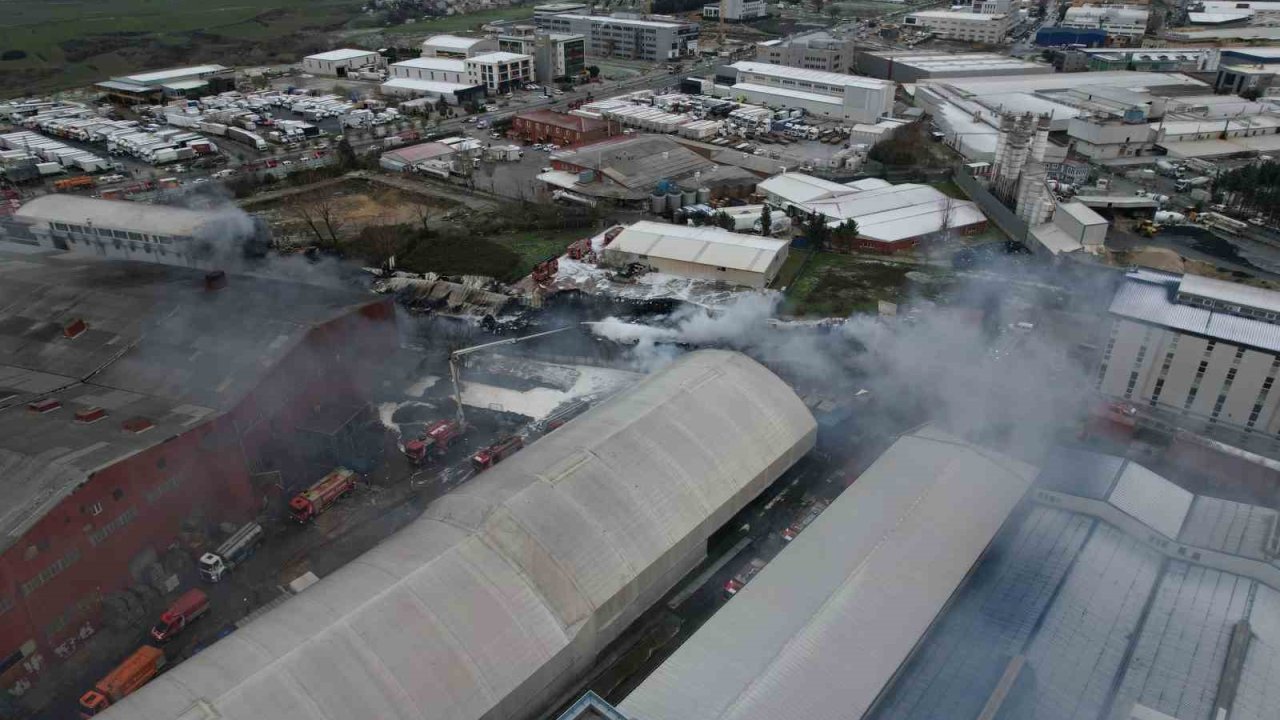 Esenyurt’ta devam eden fabrika yangını havadan görüntülendi