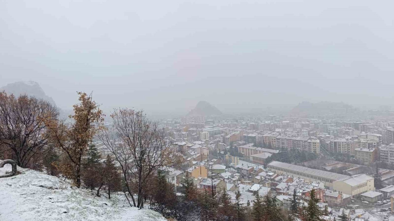 Afyonkarahisar’da kar yağışı etkili oldu