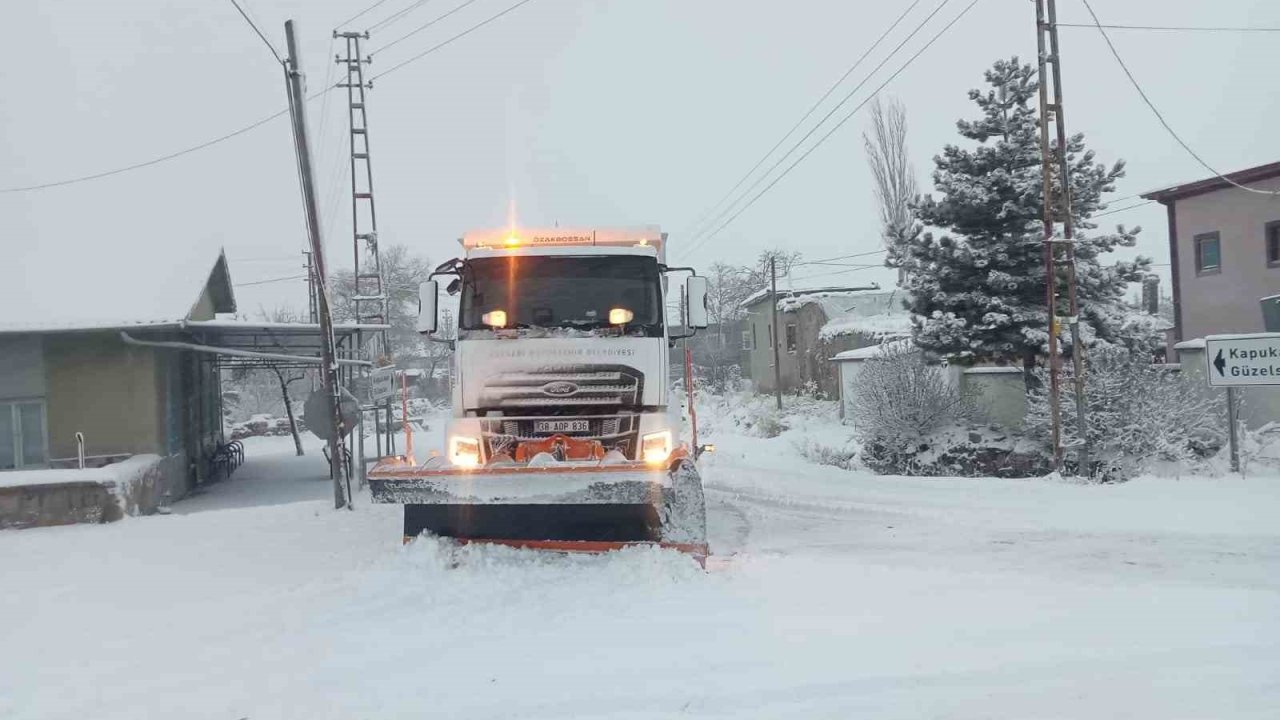 Büyükşehirden karla mücadele: 61 mahalle yolu ulaşıma açıldı
