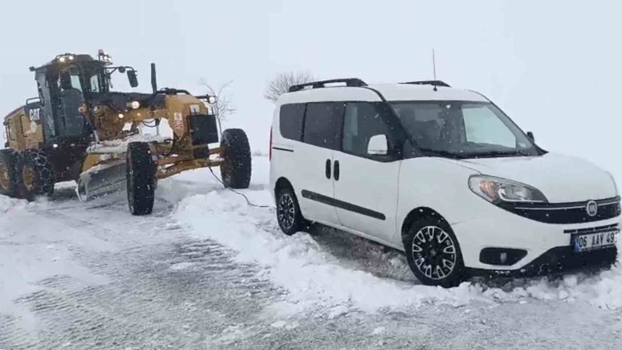 Aksaray’da yoğun kar yağışı nedeniyle yolda mahsur kalan araçlar kurtarılıyor