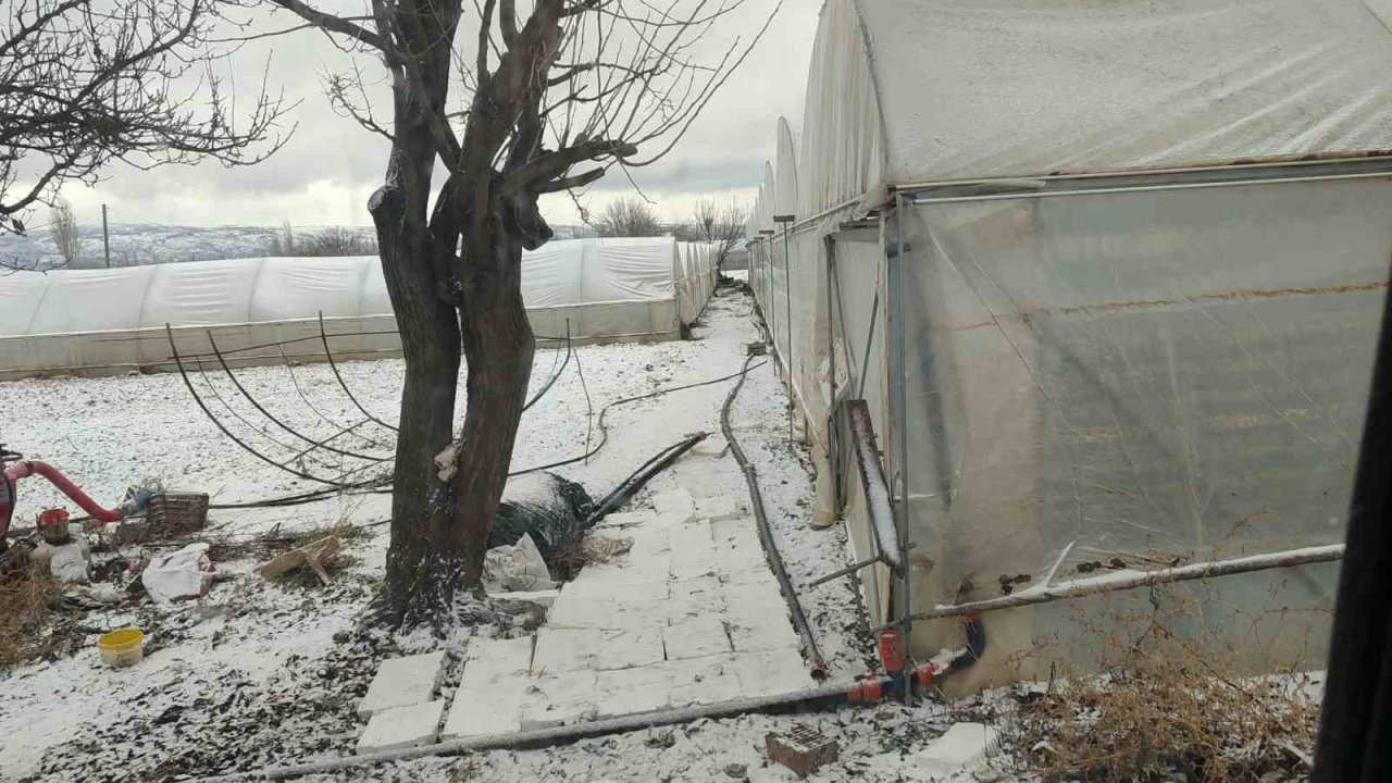 Kar yağışı sebebiyle seralar buz tuttu