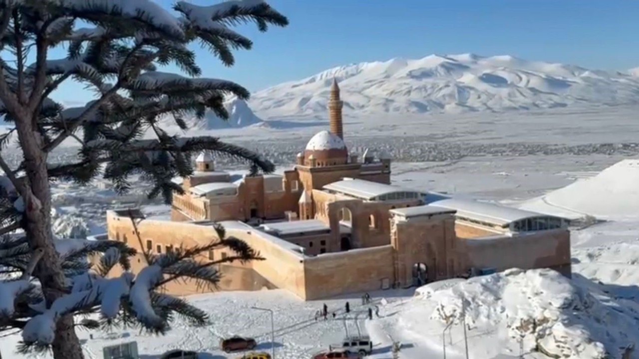 Tarihi İshak Paşa Sarayı’nda kış güzelliği büyülüyor