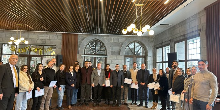 Yeni Üyelere Plaket Verildi