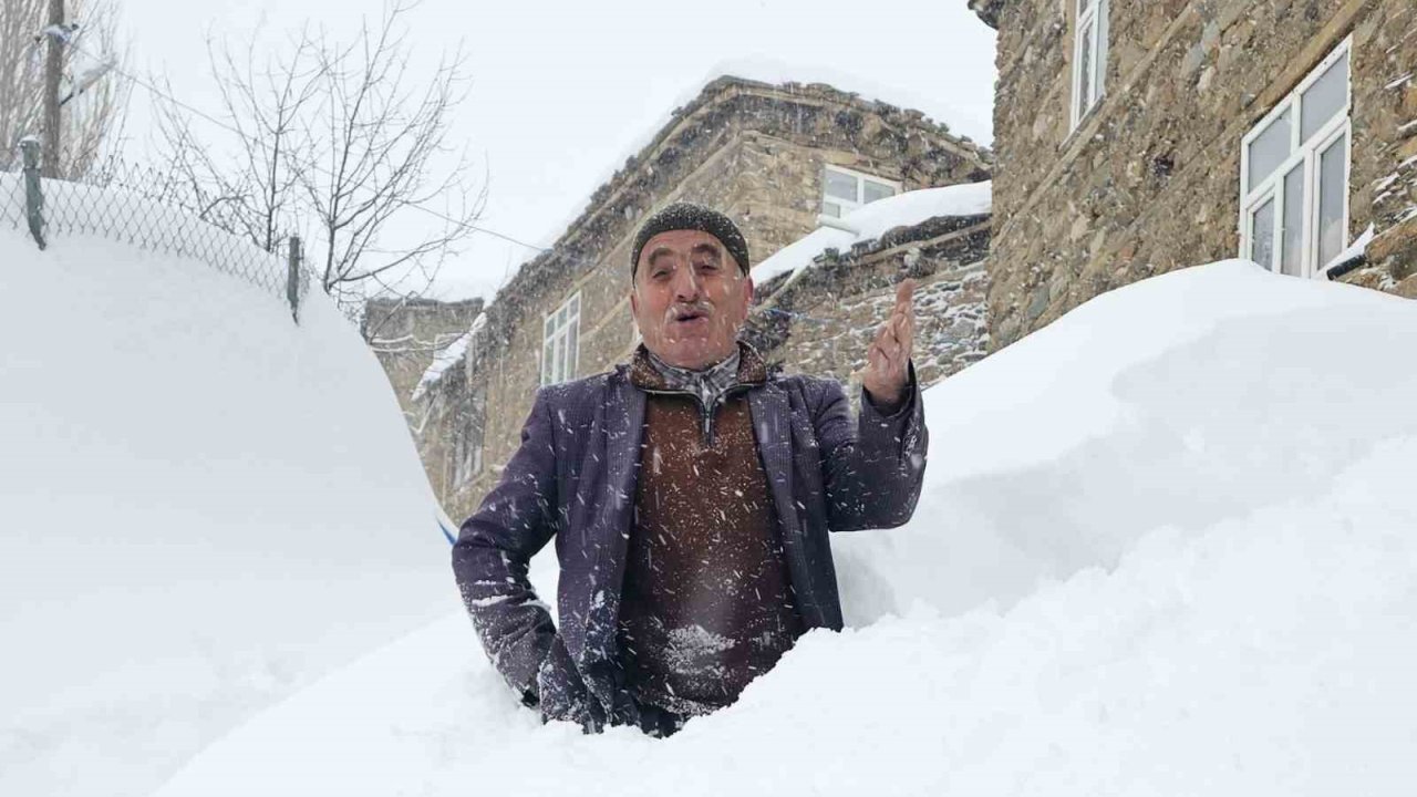 Bahçesaray’da 71 yerleşim yerinin yolu kardan kapalı