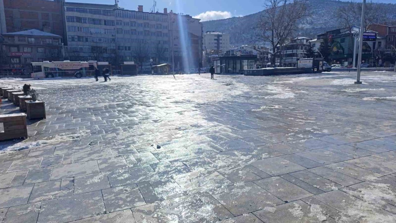Afyonkarahisar yılın ilk gününe dondurucu soğukla başladı