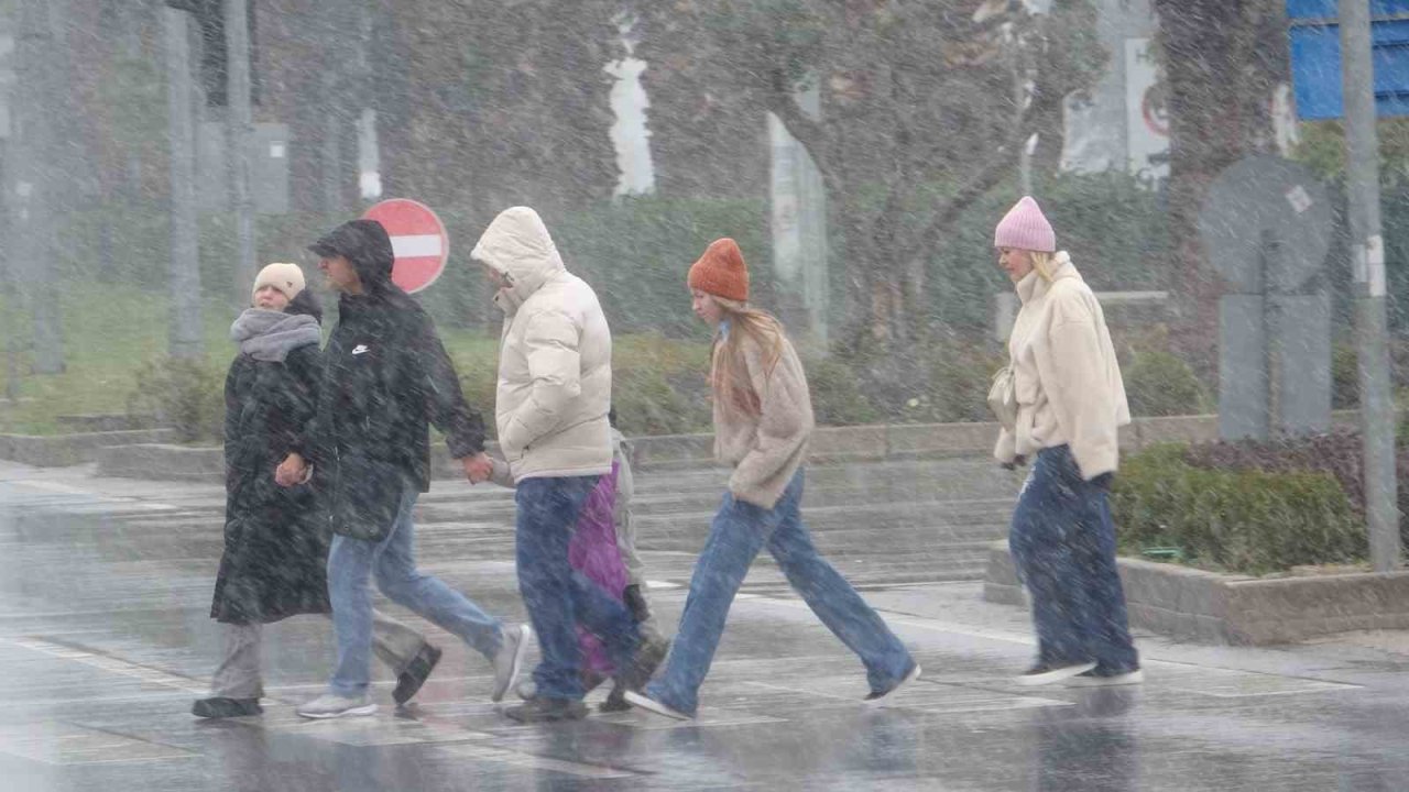 Samsun merkezde kar yağışı etkili oldu