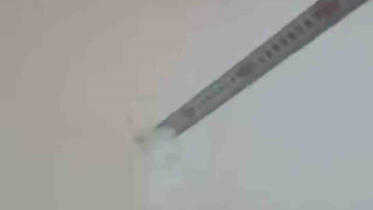 Diyarbakır’da kar kalınlığını metreyle ölçtüler: Kent merkezinde kalınlık ortalama 40 santimi buldu