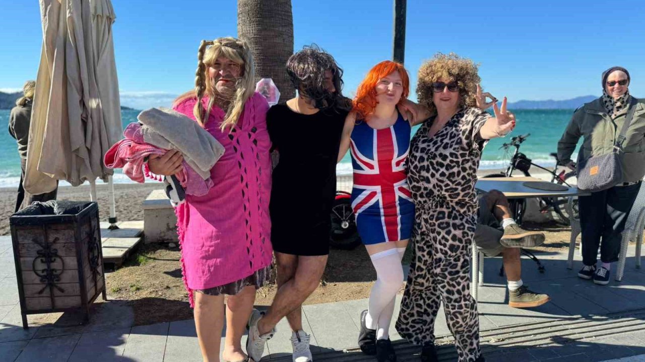 Soğuk havaya aldırmadılar, çocuklar ve hayvanlar için denize girdiler