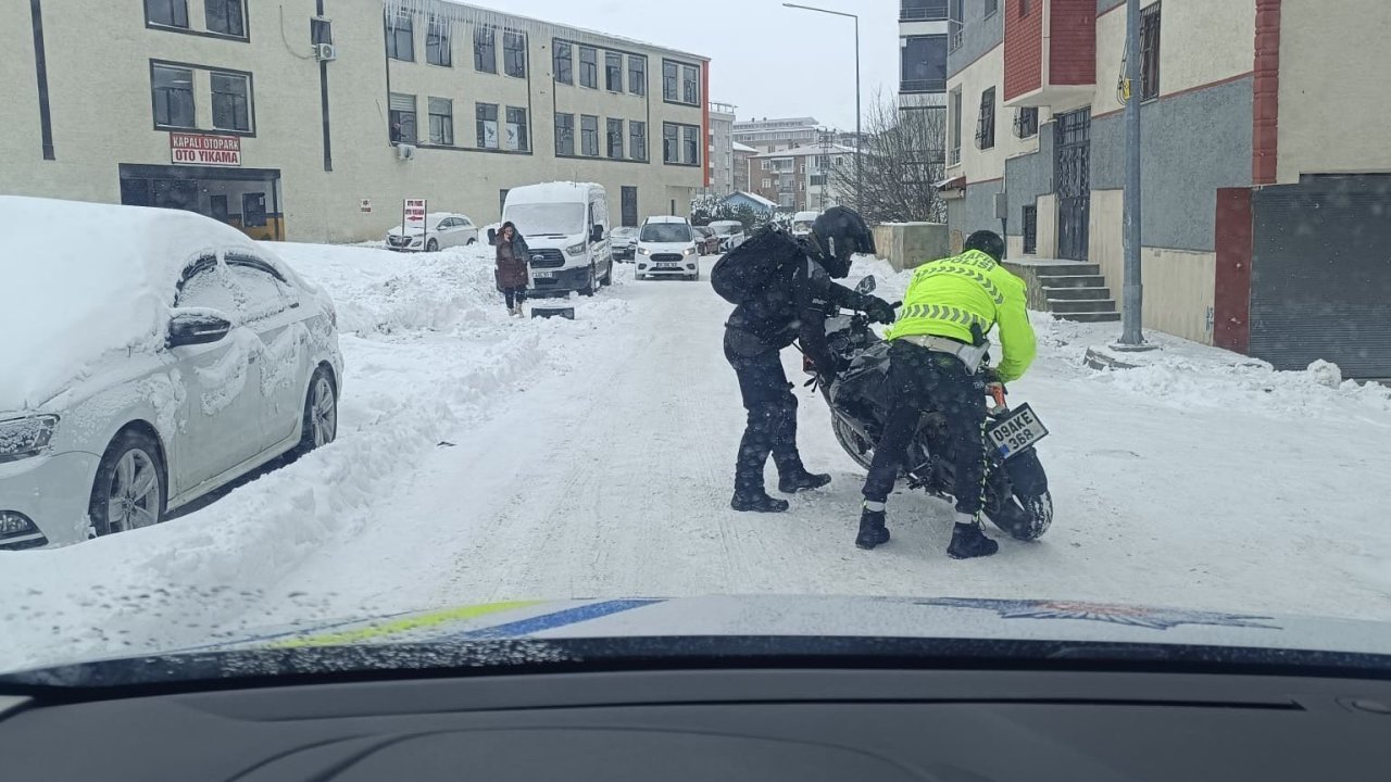 Tipiye rağmen görev başındaki polisler yolda kalanların yardımına koştu